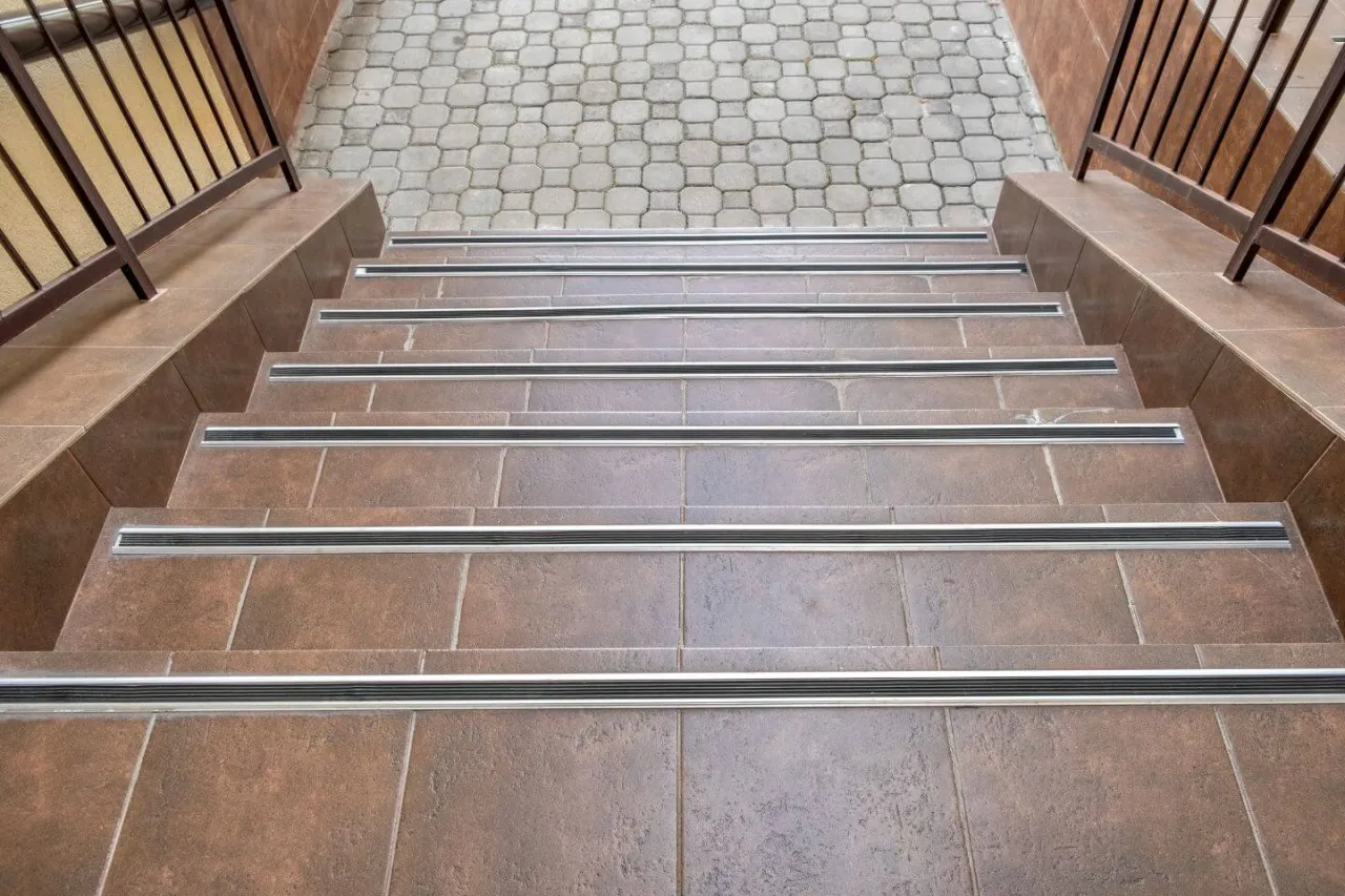 Zdjęcie Jakie płytki na schody na zewnątrz wytrzymają każdą pogodę?