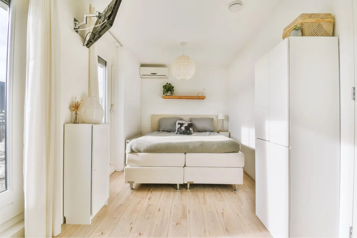 Zdjęcie Wąskie sypialnie jak urządzić: praktyczne triki na optymalizację przestrzeni