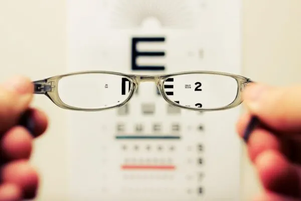 Zdjęcie Okulista a optometrysta – kluczowe różnice i kiedy do kogo się udać