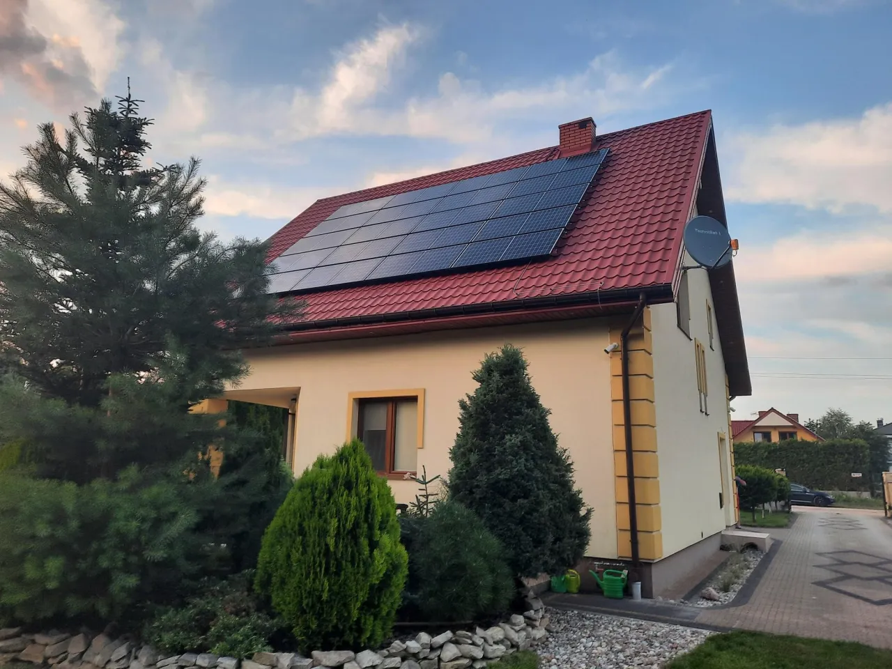 Zdjęcie Fotowoltaika 4 kW ile kosztuje? Sprawdź koszty, oszczędności i dotacje!