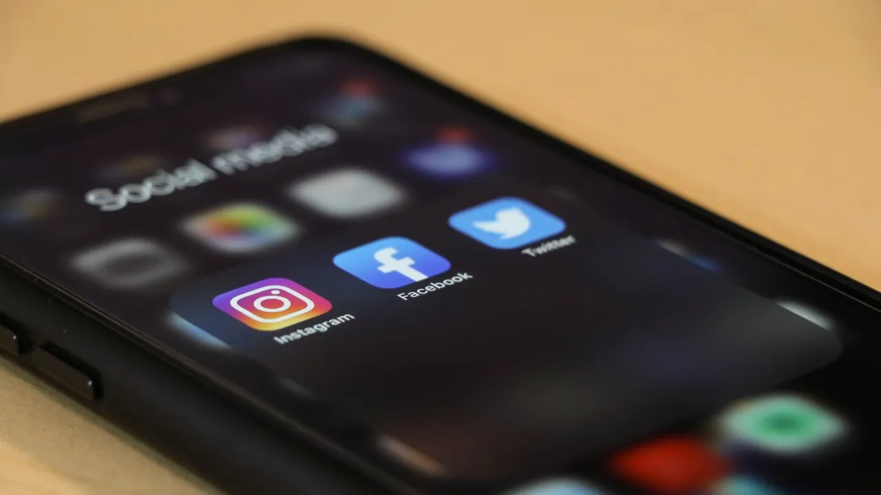 Zdjęcie Jak połączyć Facebooka z Instagramem i zwiększyć zasięg postów