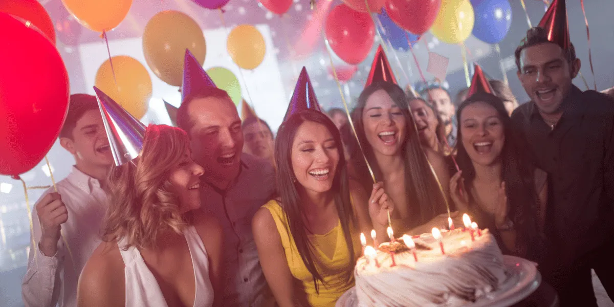 Zdjęcie Jak ubrać się na 18 jako gość, by wyglądać stylowo i komfortowo
