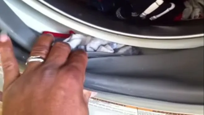 Zdjęcie Jak wyciągnąć skarpetki z pralki? Praktyczny poradnik krok po kroku