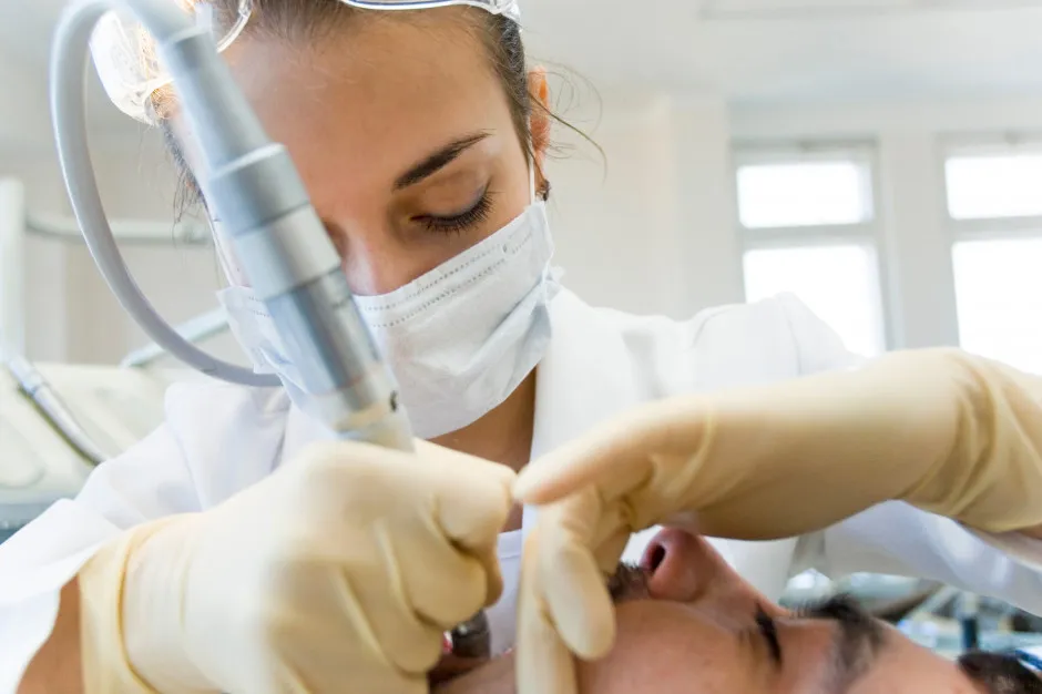 Zdjęcie Jaki dentysta przyjmuje w sobotę? Znajdź pomoc w nagłej potrzebie