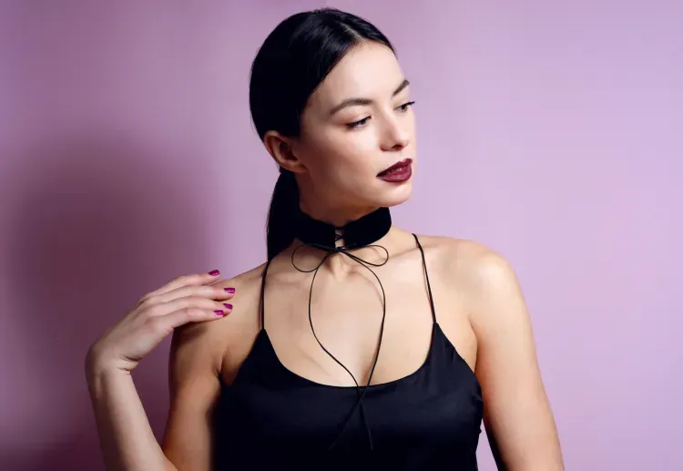 Zdjęcie Naszyjnik przy szyi jak się nazywa? Poznaj choker i jego rodzaje