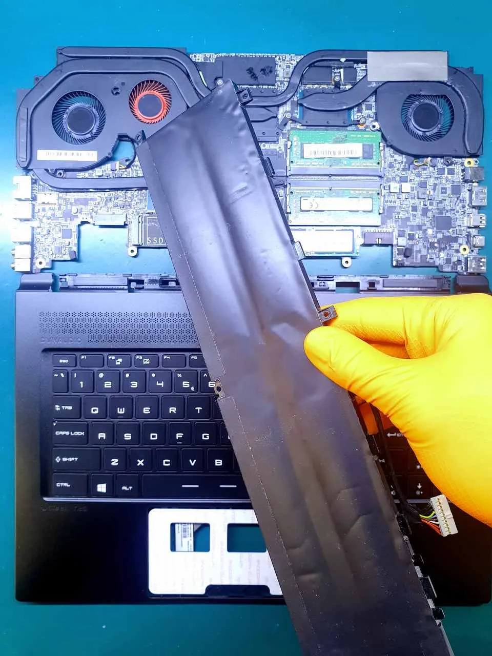 Zdjęcie Gdzie jest bateria w laptopie Asus? Oto, co musisz wiedzieć