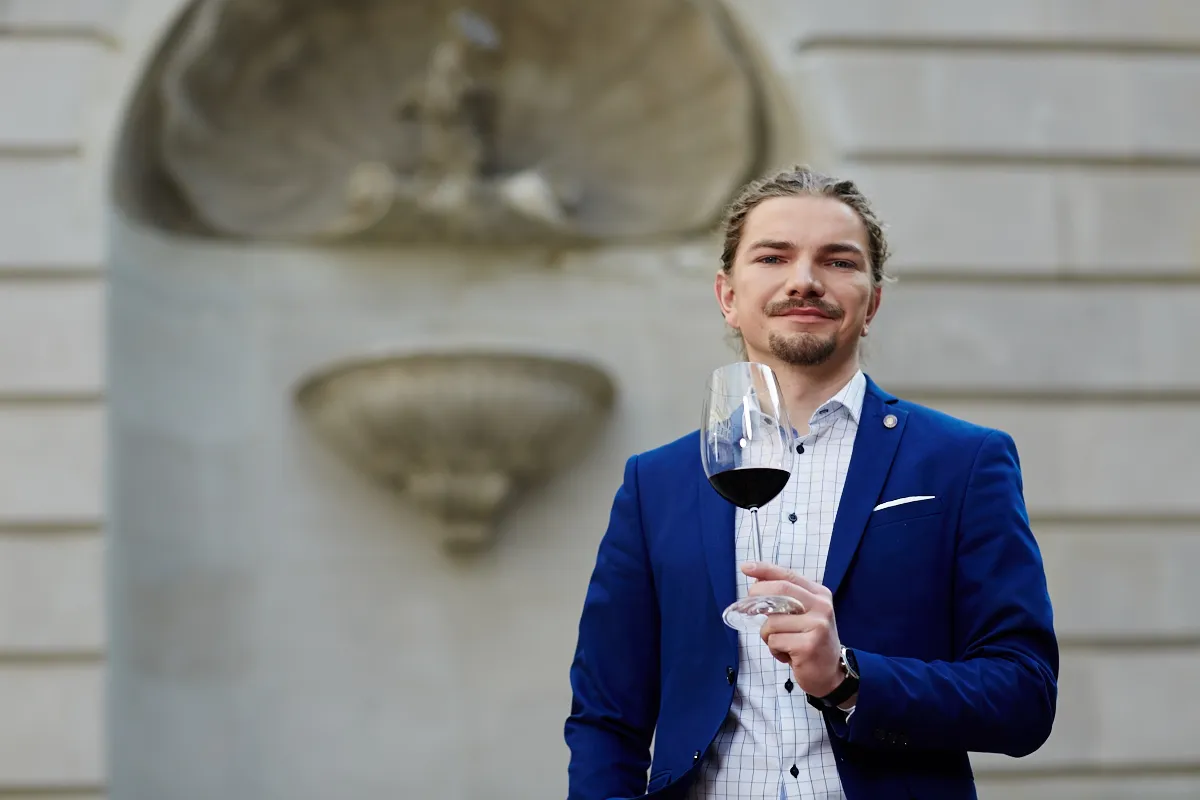 Zdjęcie Jak poprawnie trzymać kieliszek do wina, aby nie zepsuć smaku
