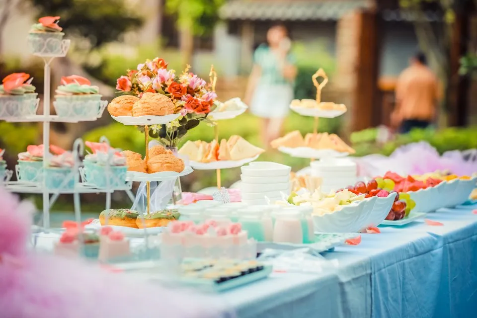 Zdjęcie Ile kosztuje catering na 50 osób? Poznaj ukryte koszty i opcje
