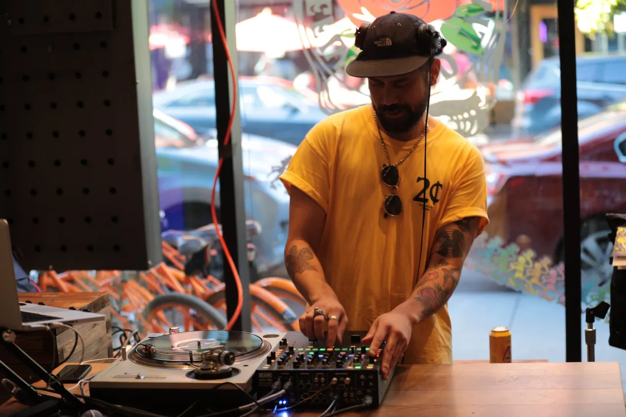 Zdjęcie Jak zostać DJ-em w klubie? Kluczowe kroki, które musisz poznać