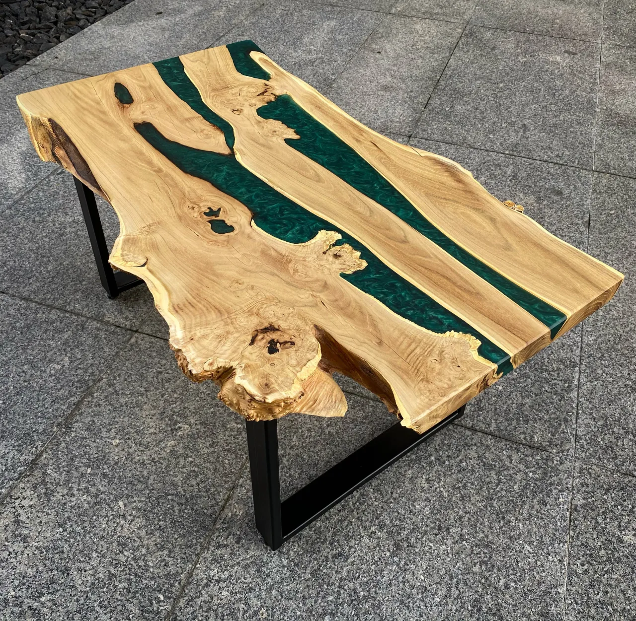 Zdjęcie Stoliki drewno żywica: nowoczesne meble łączące naturę i design