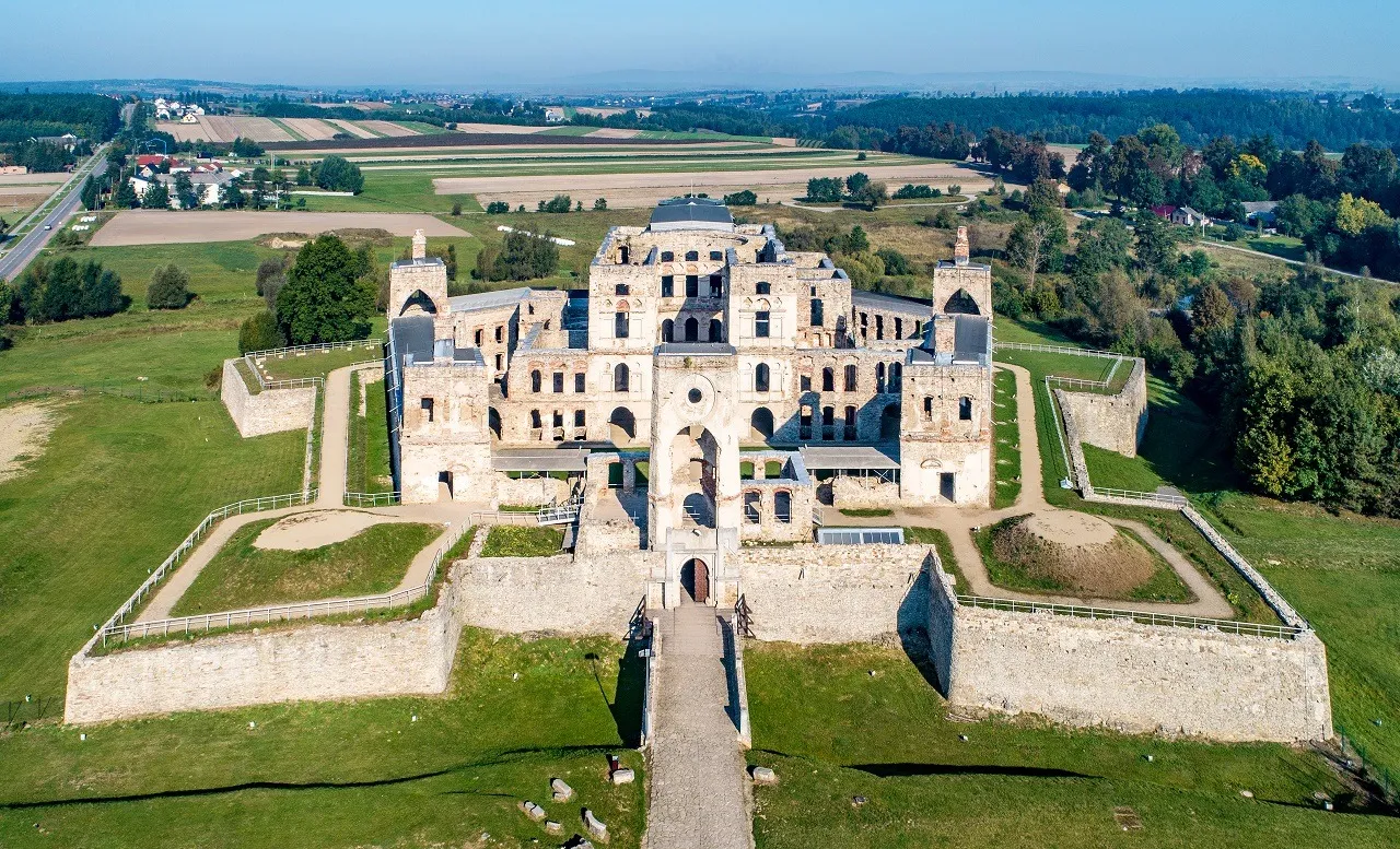 Zdjęcie Krzyżtopór atrakcje: Odkryj fascynujące trasy i wyjątkowe wydarzenia