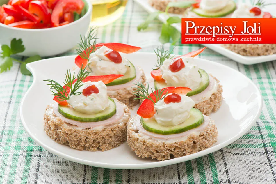 Zdjęcie Jakie przekąski na komunie? Sprawdź, co zaskoczy gości!