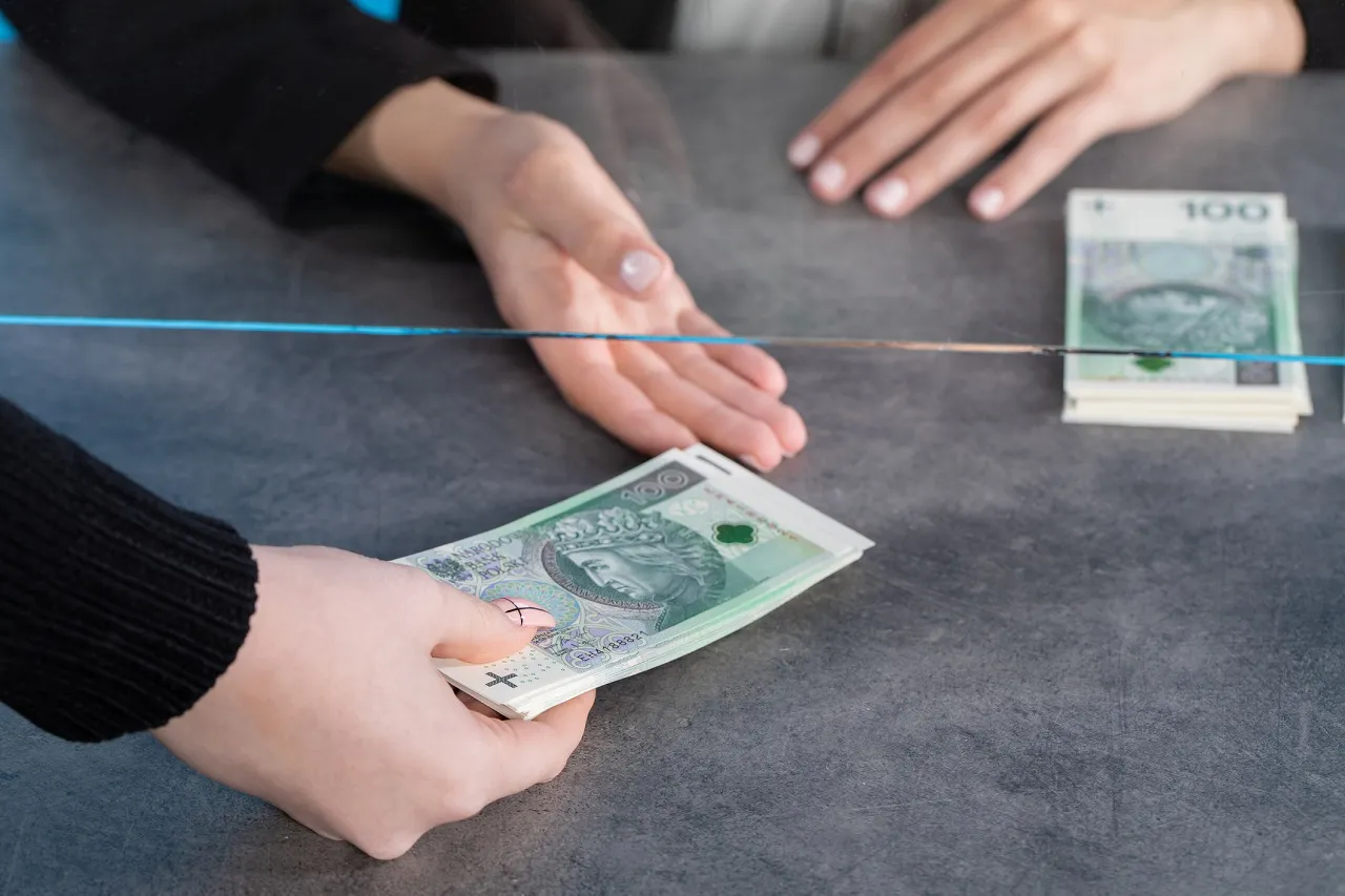 Zdjęcie Czy mąż może przelać żonie pieniądze bez podatku? Sprawdź zasady.