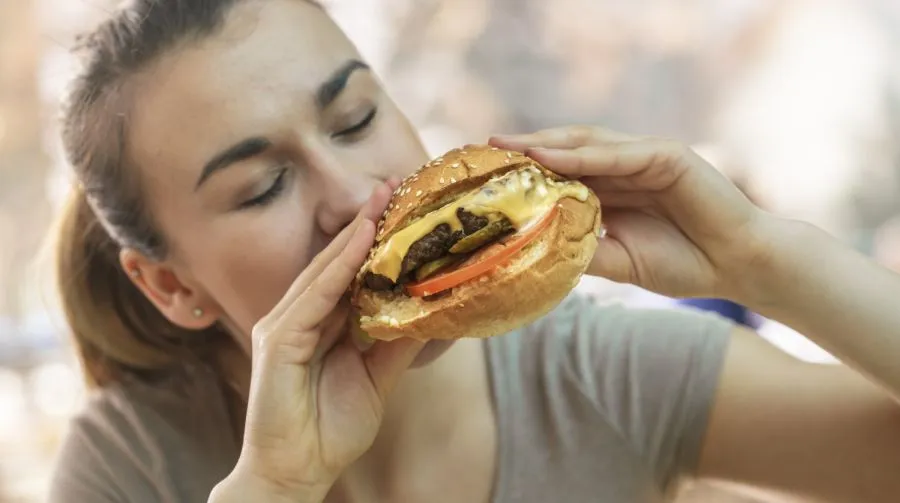 Zdjęcie Ile kcal ma McDouble? Zaskakujące fakty o kaloriach w McDonald&#039;s