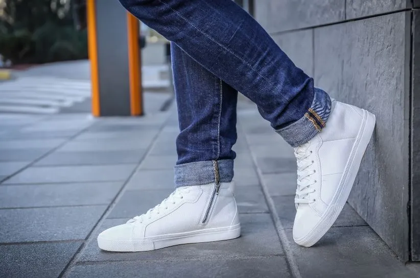 Zdjęcie Białe sneakersy męskie: stylizacje, modele i porady (do 70 znak&oacute;w)