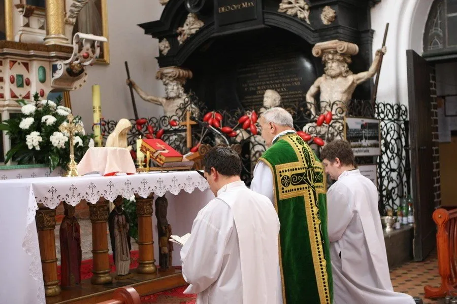 Zdjęcie Ile trwa msza w tygodniu? Odkryj zaskakujące różnice i czas trwania