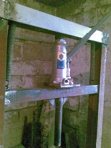 Zdjęcie Jak zrobić prasę hydrauliczną z lewarka - proste kroki i porady