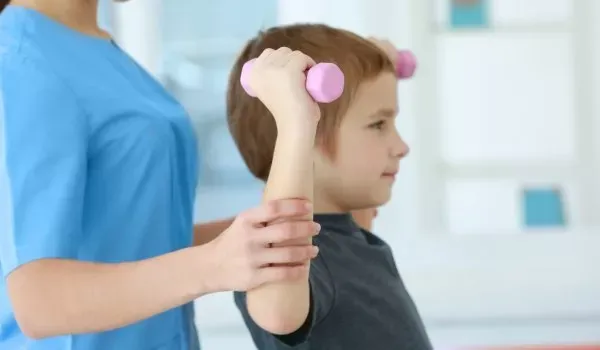 Zdjęcie Kiedy zacząć rehabilitację po złamaniu kości ramiennej, by uniknąć bólu?