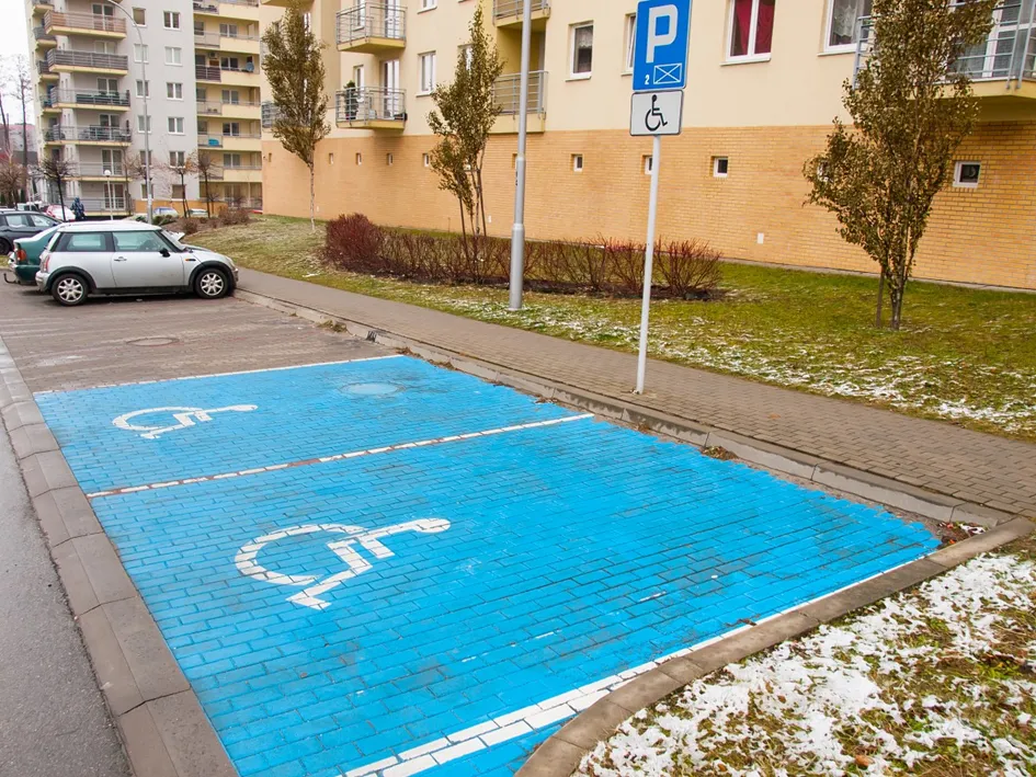 Zdjęcie Czy miejsca parkingowe dla niepełnosprawnych są płatne? Zaskakujące zasady!
