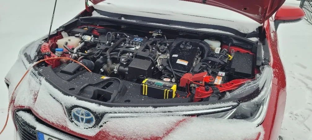 Zdjęcie Gdzie jest akumulator 12V w Toyota Auris Hybrid? Oto zaskakująca lokalizacja