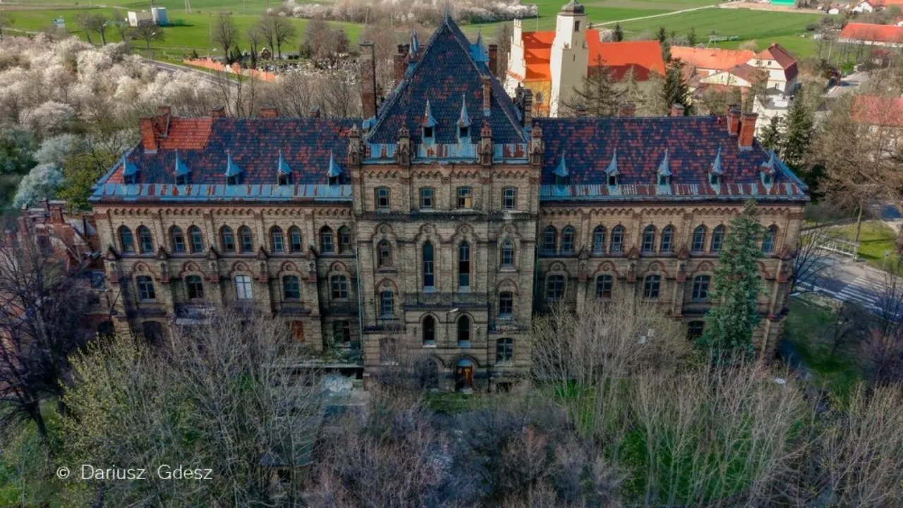 Zdjęcie Pałac w Mokrzeszowie zwiedzanie: odkryj tajemnice i historię miejsca