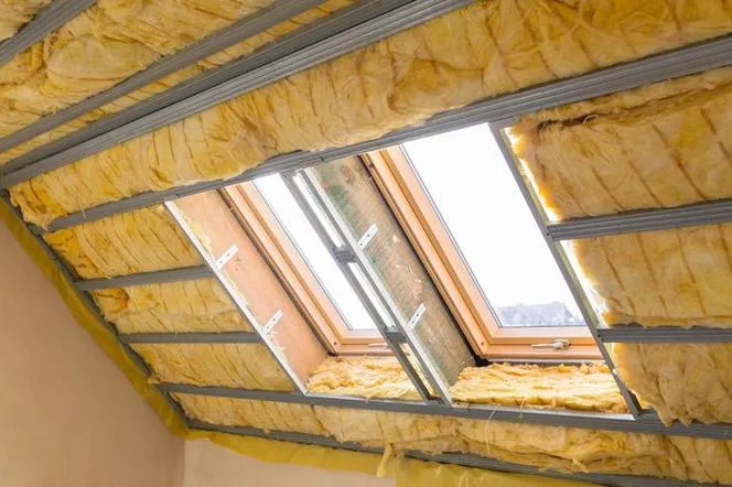 Zdjęcie Jaki jest faktyczny koszt położenia wełny na poddaszu w 2025 roku? Kluczowe informacje o cenach izolacji