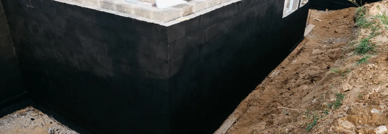 Zdjęcie Czym zasypać fundamenty z zewnątrz, aby uniknąć problemów z wilgocią?