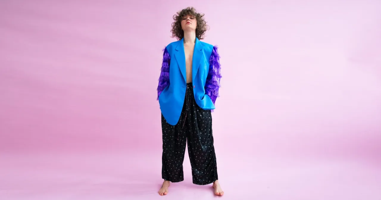 Zdjęcie Ubrania w stylu lat 80.: Jak stworzyć modny look retro?