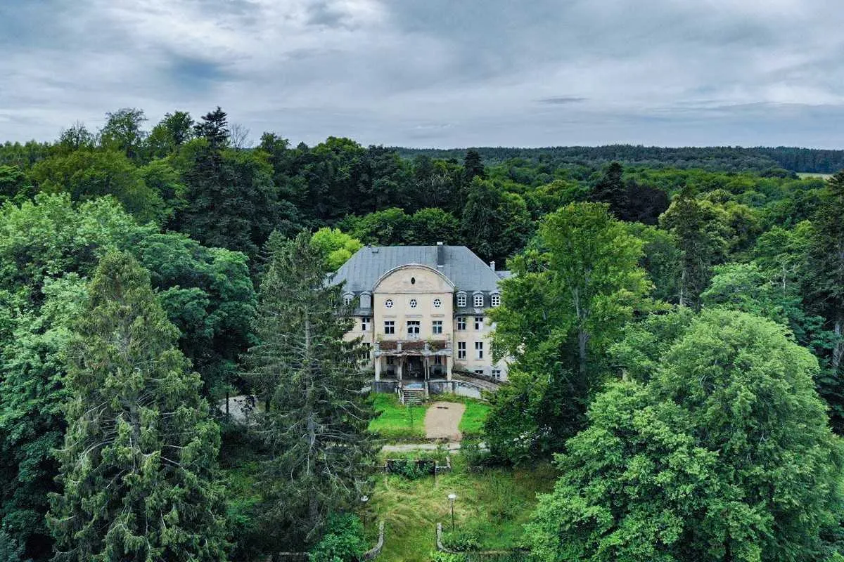 Zdjęcie Zabytkowy pałac w Trzcinnie: historia, architektura i tajemnice