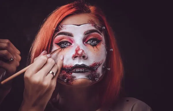 Zdjęcie Czym zajmuje się charakteryzator w teatrze i jak tworzy magię na scenie