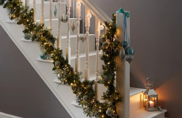 Zdjęcie Jak zrobić girlandę na schody: proste pomysły na dekoracje, które zachwycą