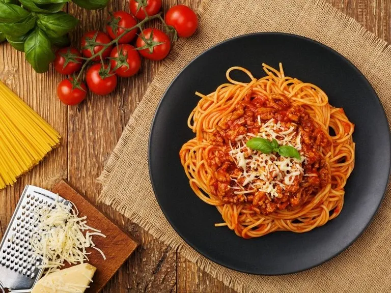 Zdjęcie Jak zrobić sos do spaghetti z przecieru pomidorowego, który zachwyci smakami