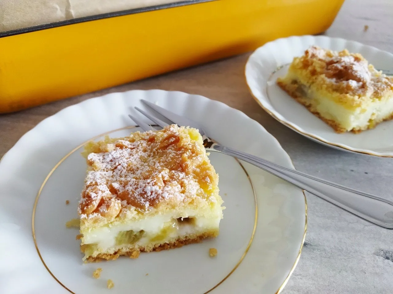Zdjęcie Pyszne ciasto budyniowe z rabarbarem - prosty przepis na deser, który zachwyca