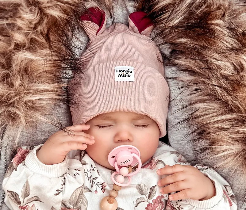 Zdjęcie Jak ubrać noworodka na spacer jesienią, by uniknąć przegrzania?