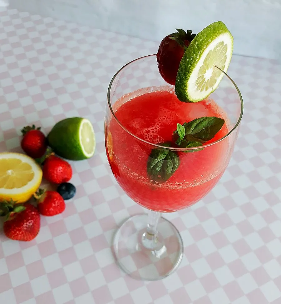 Zdjęcie Orzeźwiający drink z arbuzem i prosecco - idealny na każdą okazję