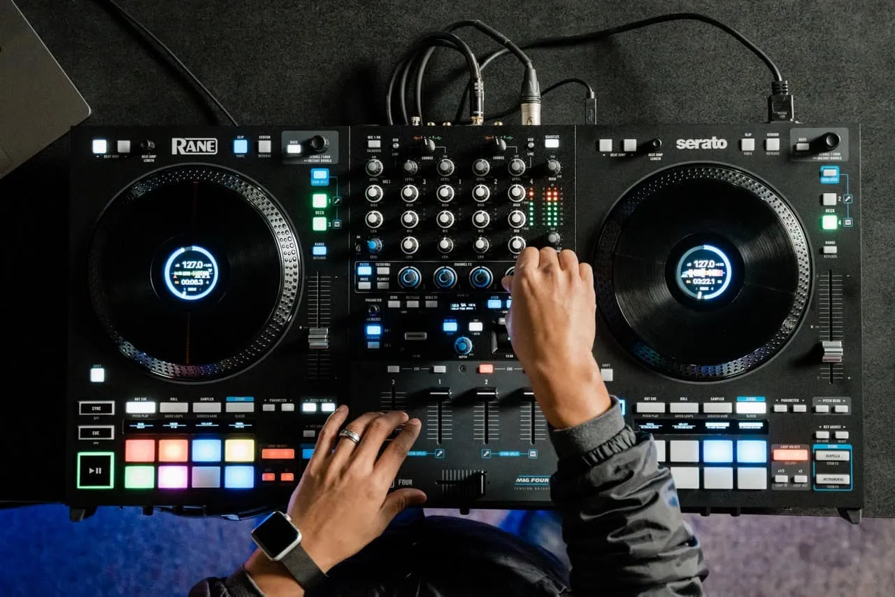 Zdjęcie Na czym gra DJ? Kluczowy sprzęt i akcesoria, które musisz znać