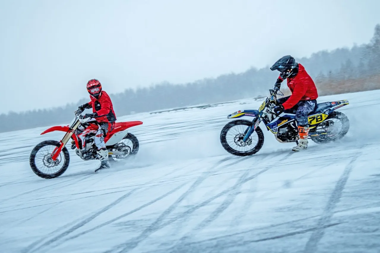 Zdjęcie Co je to enduro? Odkryj fascynujący świat motocyklowego sportu
