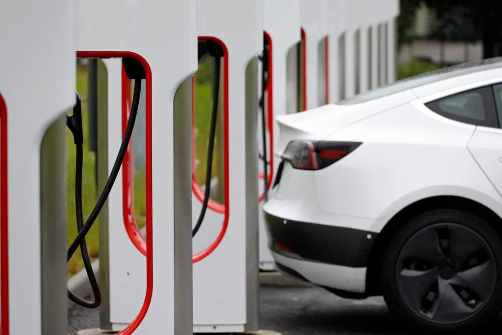 Zdjęcie Ile pali Tesla? Sprawdź rzeczywiste koszty jazdy i oszczędności