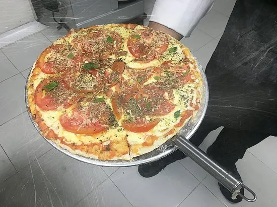 Zdjęcie Ile gram ma pizza 30 cm? Poznaj wagi według rodzaju ciasta