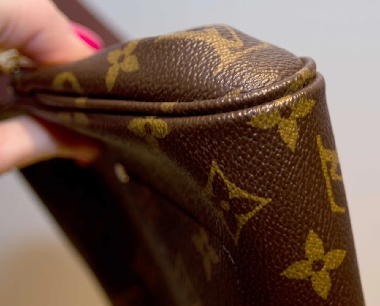 Zdjęcie Czy torebki Louis Vuitton są ze skóry? Odkryj prawdę o materiałach