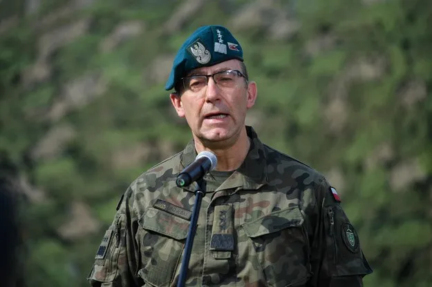 Zdjęcie Generał broni Tomasz Piotrowski - poznaj losy dowódcy operacyjnego RSZ