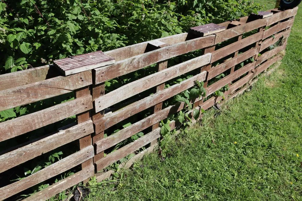 Zdjęcie Jak zbudować płot z palet - proste kroki i cenne wskazówki