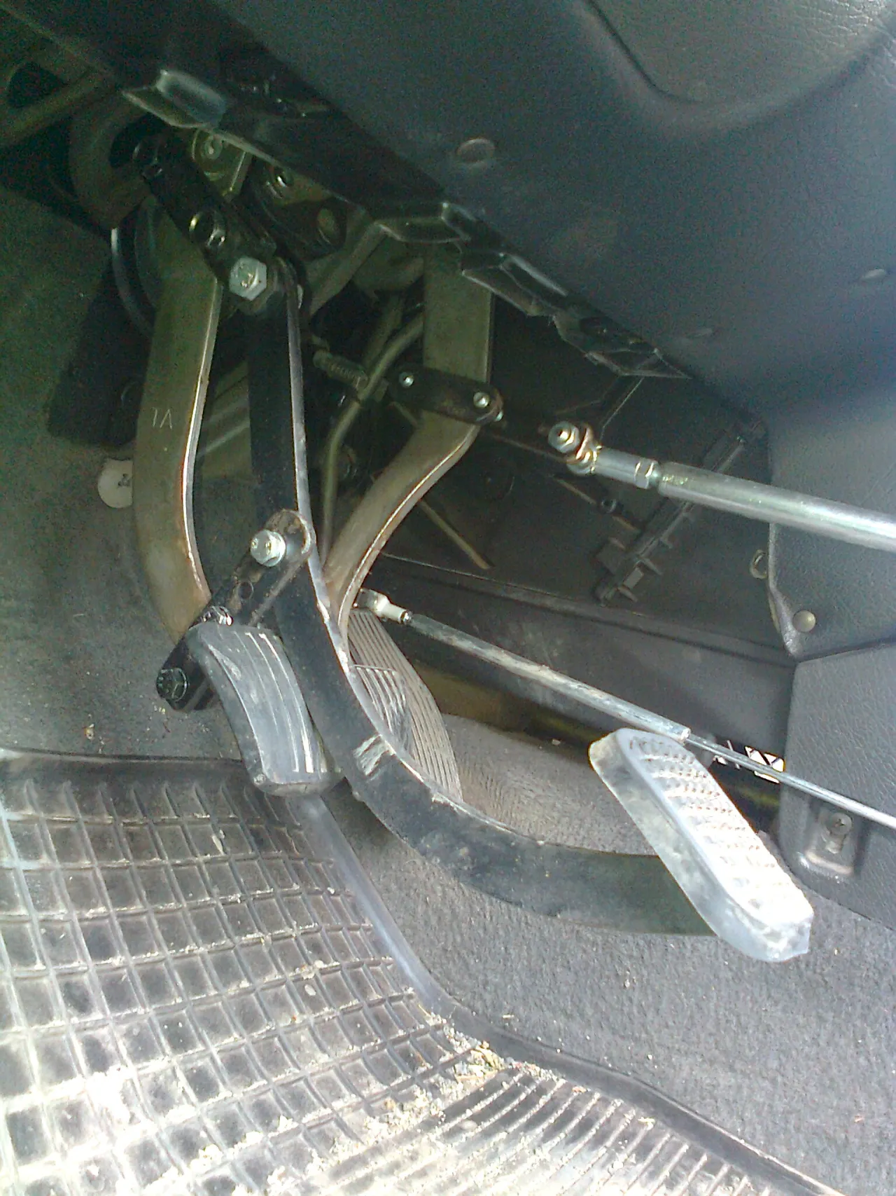 Zdjęcie Przyczyna twardego pedału sprzęgła - co może być nie tak z Twoim autem?