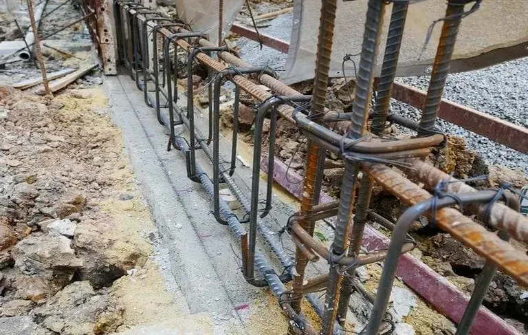 Zdjęcie Co ile strzemiona na fundament? Kluczowe zasady i normy budowlane