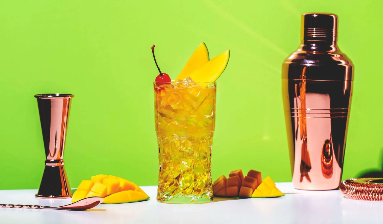 Zdjęcie Najlepsze drinki z mango i rumem, które musisz spróbować latem