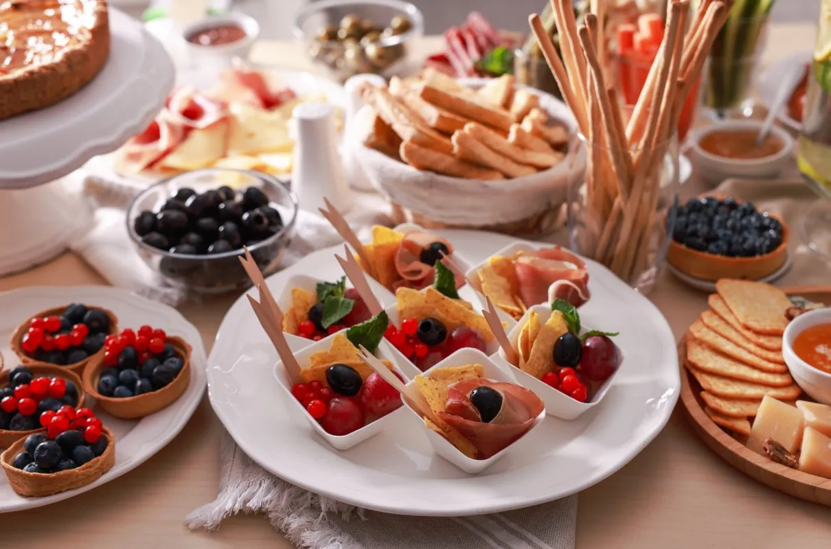 Zdjęcie Co na stół urodzinowy: 15 pomysłów na menu i dekoracje