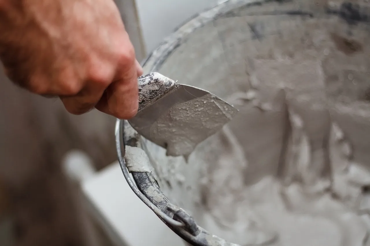 Zdjęcie Jak zrobić zaprawę tynkarską - proste przepisy i najczęstsze błędy