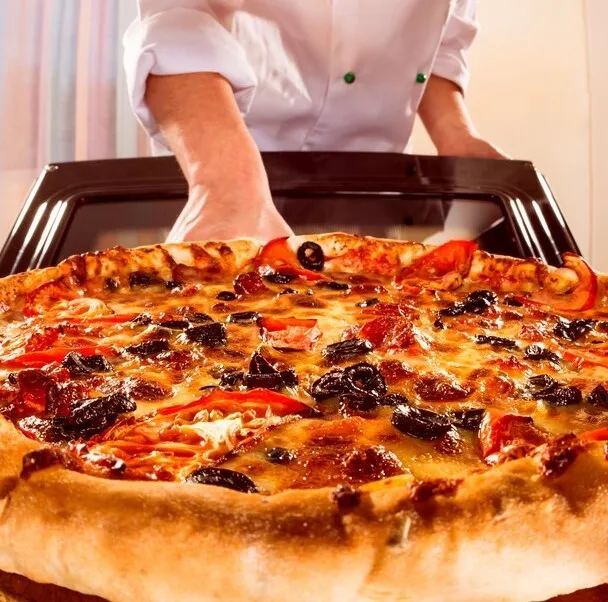 Zdjęcie Ile piec pizzę w 200 stopniach, aby uniknąć niedopieczonego ciasta?