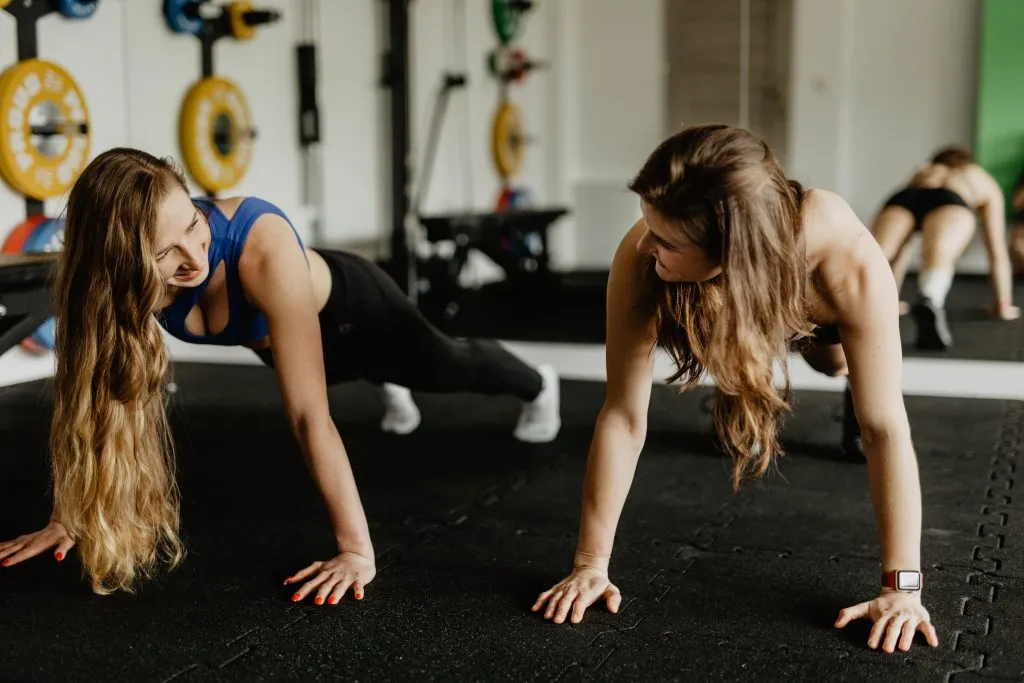Zdjęcie Jak ćwiczyć mięśnie brzucha, aby osiągnąć widoczne rezultaty?