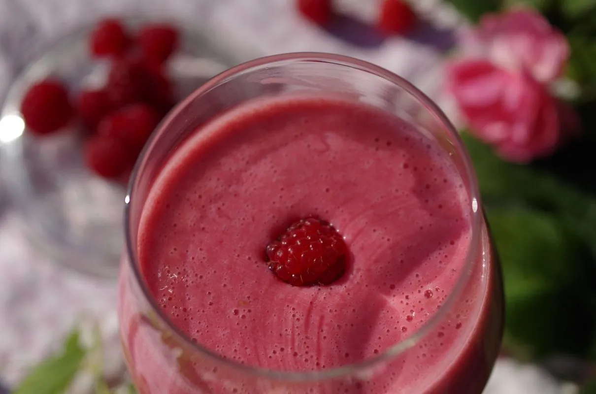 Zdjęcie Prosty przepis na koktajl malinowy, który zachwyci Twoje podniebienie